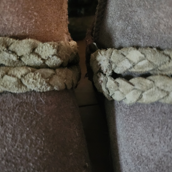 Suede Boot Size 6 w braided accent faux shearling lined - Picture 3 of 7